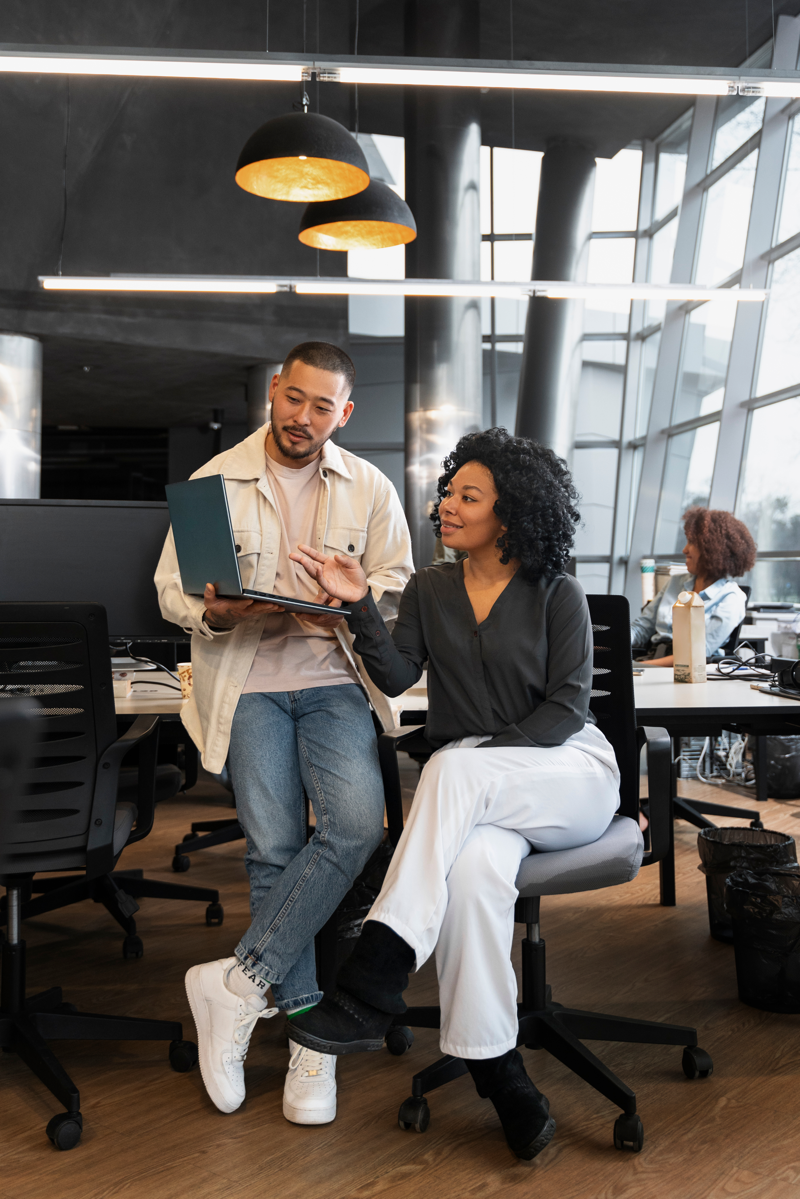 Pessoas colaborando no escritório