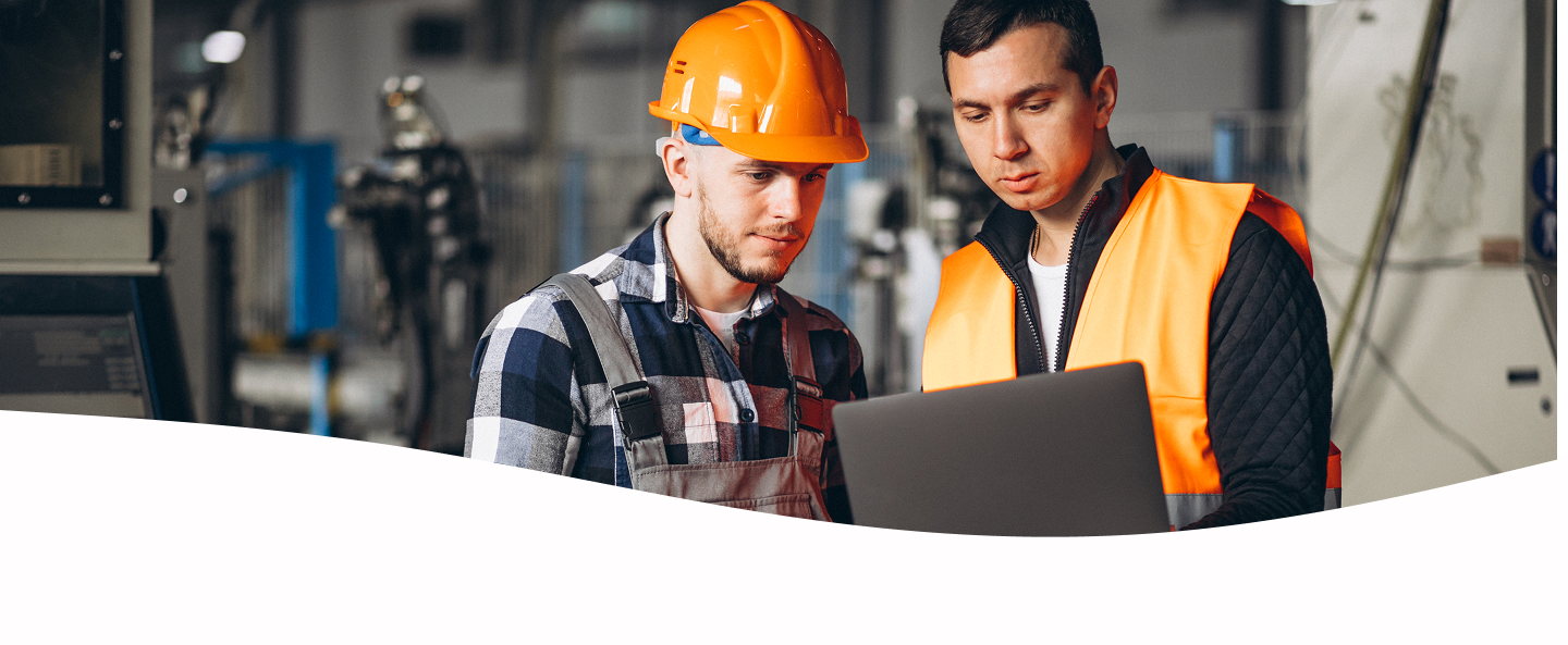 Homens em ambiente industrial com laptop