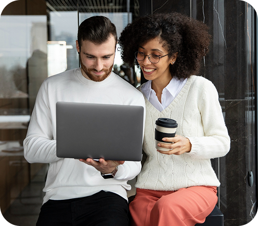 Profissionais analisando laptop em escritório