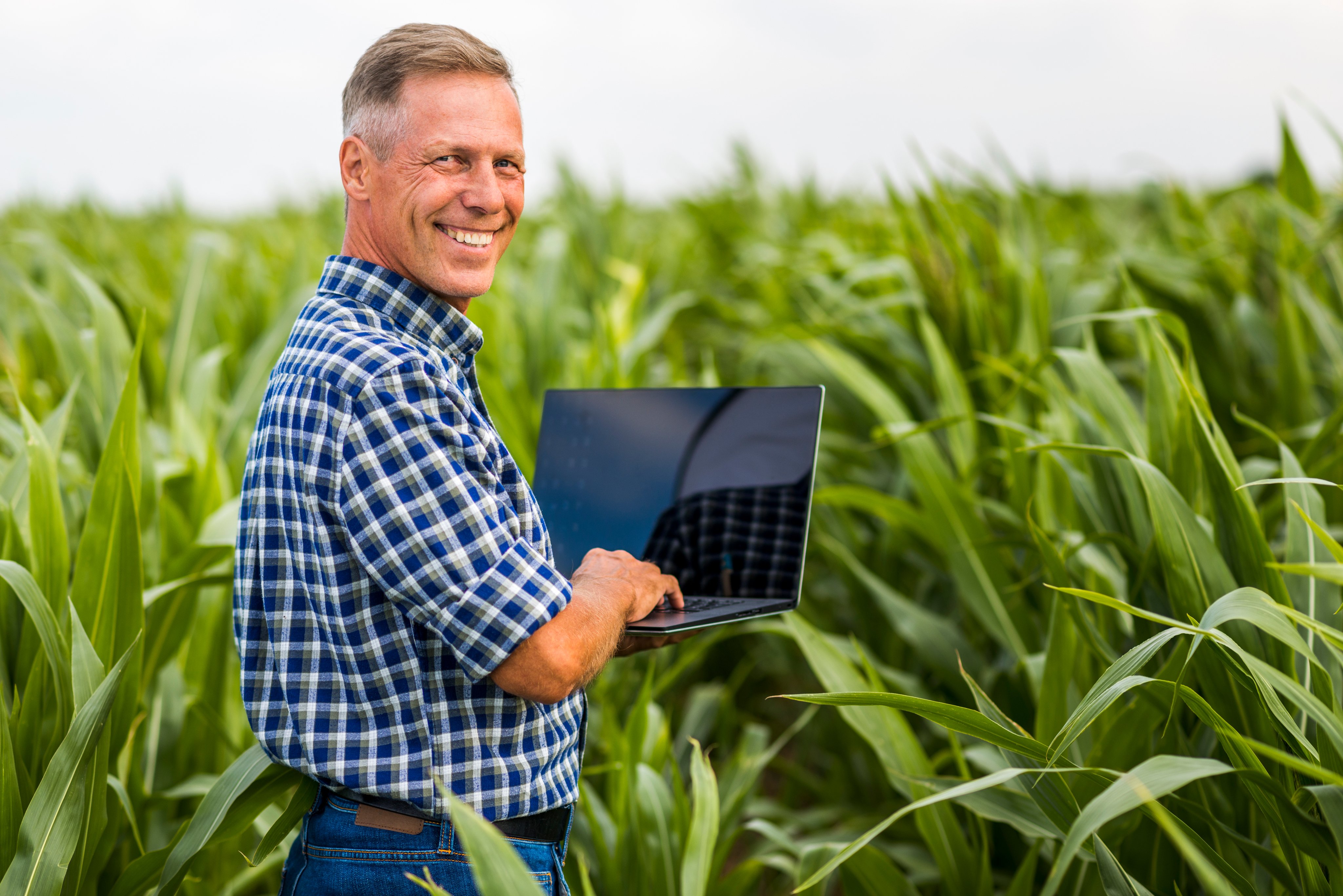 Homem com tablet no campo