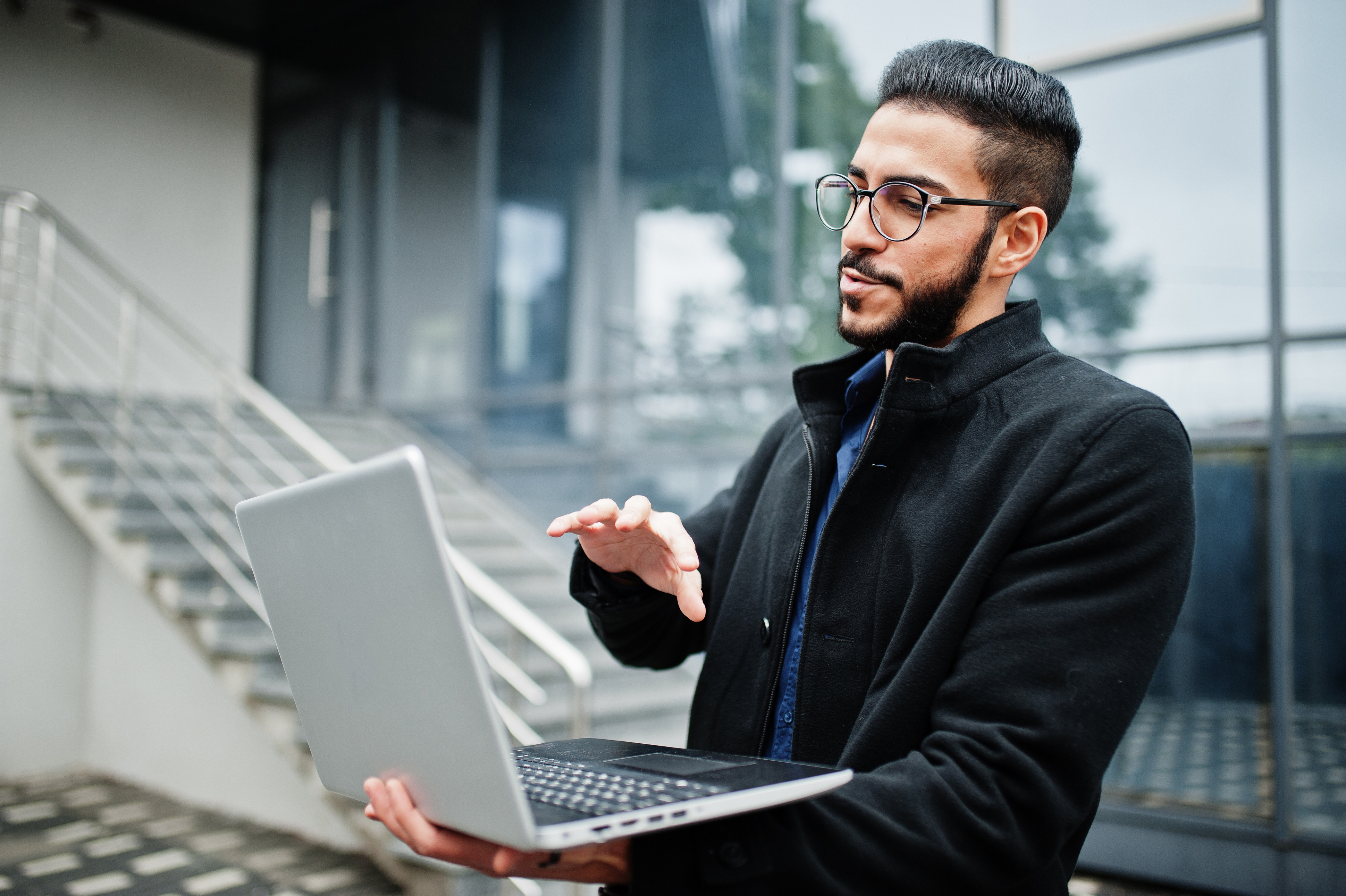 Homem com laptop em ambiente corporativo