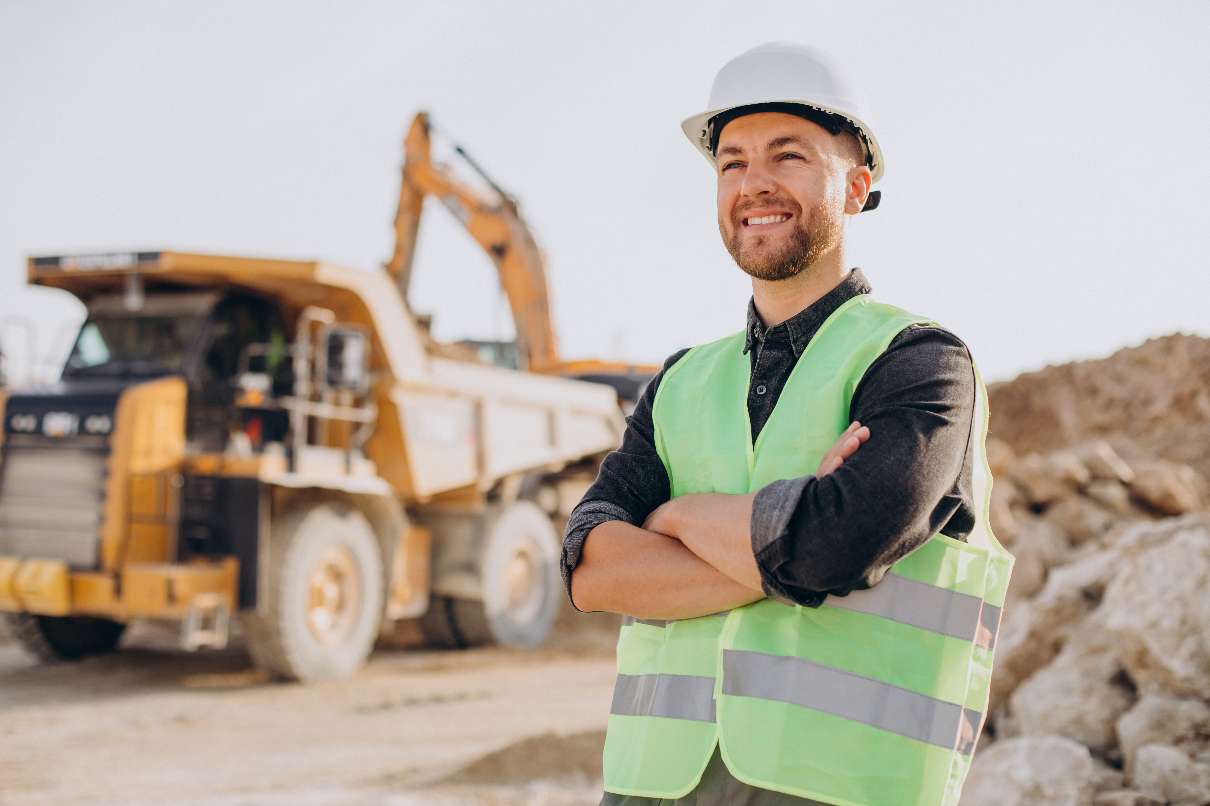 Homem com capacete e colete de segurança em ambiente de mineração